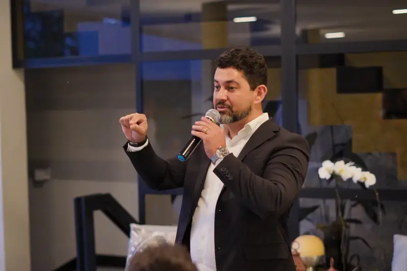 Fábio Valois, consultor de resultados em Brasília, conduzindo encontro do Desafio Empreendedor com empresários
